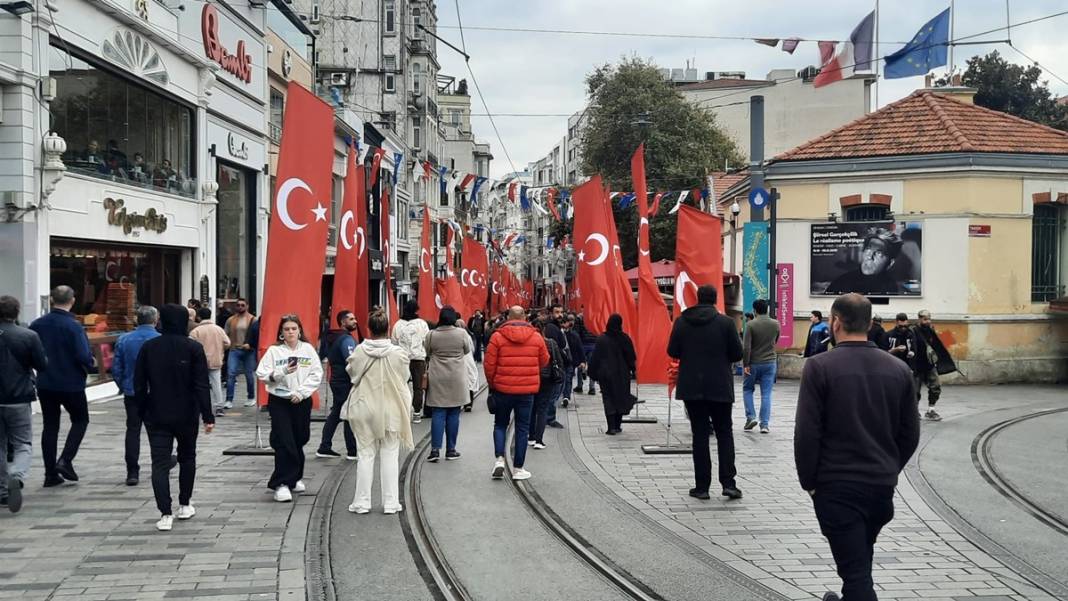 İstiklal Caddesi, Türk bayraklarıyla donatıldı 1